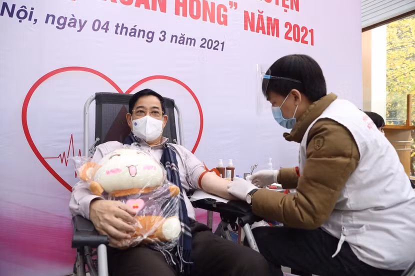 Cục trưởng Cục Quản lý Khám chữa bệnh Lương Ngọc Khuê hiến máu