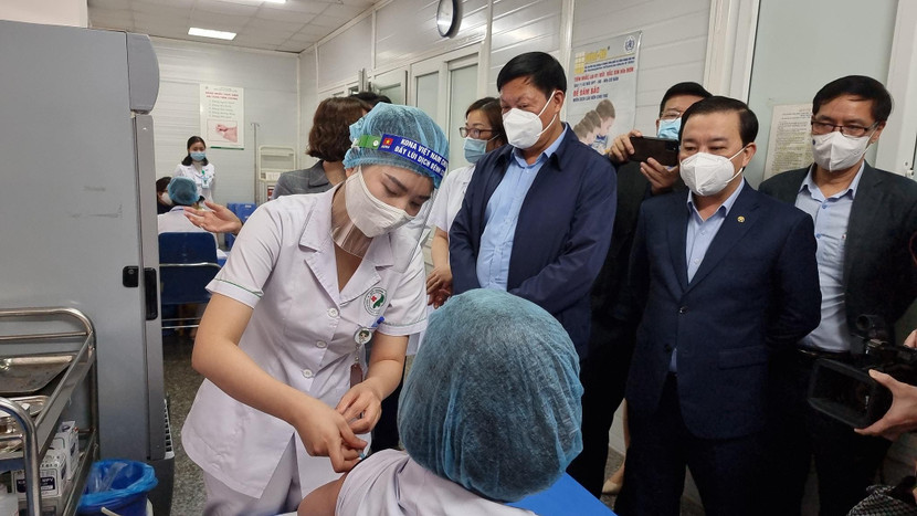 Thứ trưởng Bộ Y tế Đỗ Xuân Tuyên cùng Phó Chủ tịch UBND TP Hà Nội Chử Xuân Dũng kiểm tra tiêm vaccine Covid-19 tại BV Đa khoa Đức Giang