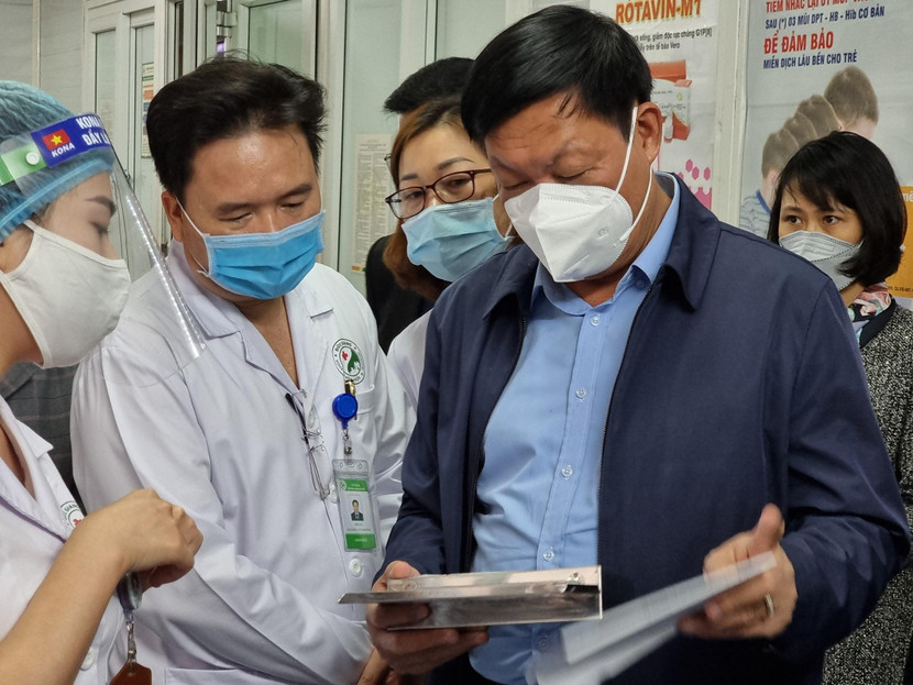 Thứ trưởng Đỗ Xuân Tuyên kiểm tra tiêm vaccine Covid-19 tại BV Đa khoa Đức Giang