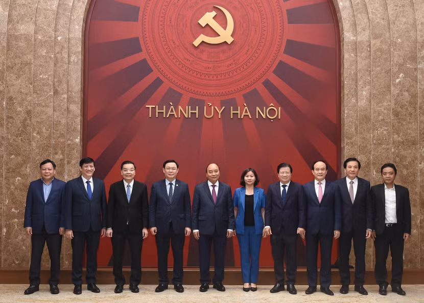 Thủ tướng cùng các đại biểu chụp ảnh chung với lãnh đạo thành phố Hà Nội