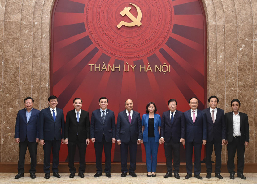 Thủ tướng cùng các đại biểu chụp ảnh chung với lãnh đạo thành phố Hà Nội