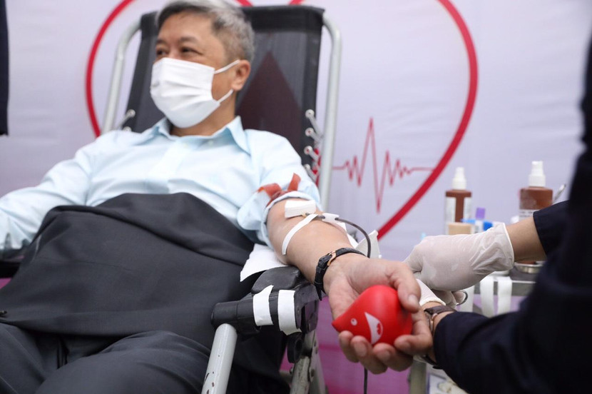 Thứ trưởng Bộ Y tế Nguyễn Trường Sơn hiến máu Thứ trưởng Bộ Y tế Nguyễn Trường Sơn hiến máu