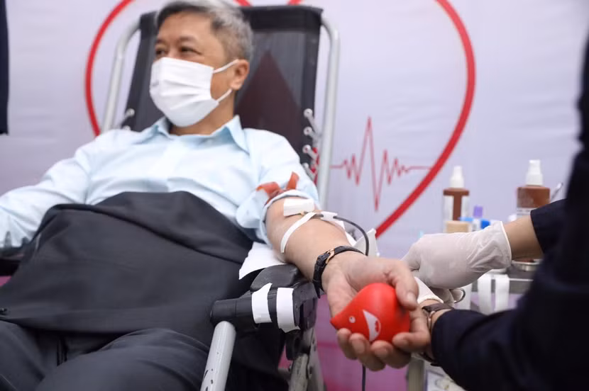 Thứ trưởng Bộ Y tế Nguyễn Trường Sơn hiến máu