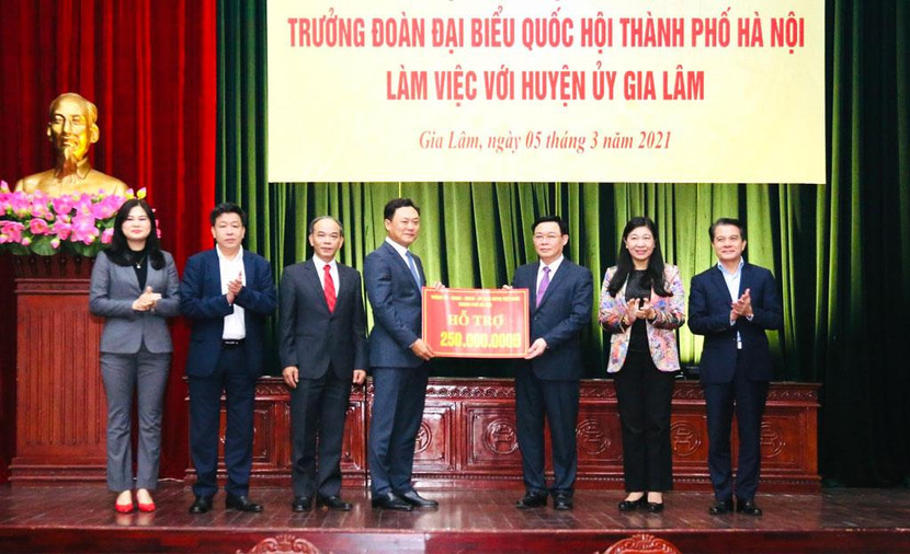 Bí thư Thành ủy Vương Đình Huệ trao tặng 250 triệu đồng hỗ trợ huyện Gia Lâm phòng, chống dịch Covid-19.