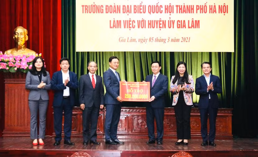 Bí thư Thành ủy Vương Đình Huệ trao tặng 250 triệu đồng hỗ trợ huyện Gia Lâm phòng, chống dịch Covid-19.