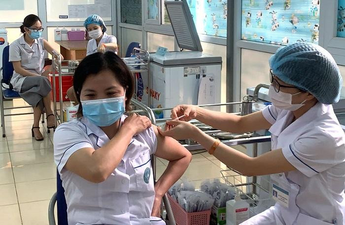 Tiêm vaccine Covid-19 cho nhân viên y tế tại Bệnh viện Đa khoa Hà Đông Tiêm vaccine Covid-19 cho nhân viên y tế tại Bệnh viện Đa khoa Hà Đông