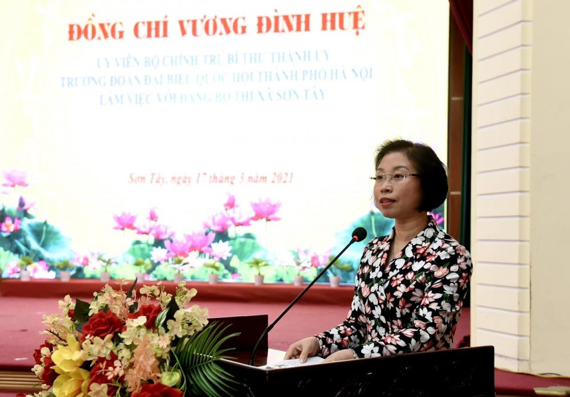 Bí thư Thị ủy Sơn Tây Phạm Thị Thanh Mai báo cáo tại buổi làm việc Bí thư Thị ủy Sơn Tây Phạm Thị Thanh Mai báo cáo tại buổi làm việc