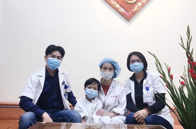 Hai mẹ con bệnh nhi được ghép tim chụp ảnh cùng các bác sĩ trong ngày xuất viện