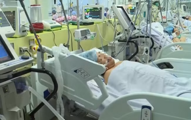 Một bệnh nhân ngộ độc do sử dụng pate chay đang được điều trị Một bệnh nhân ngộ độc do sử dụng pate chay đang được điều trị