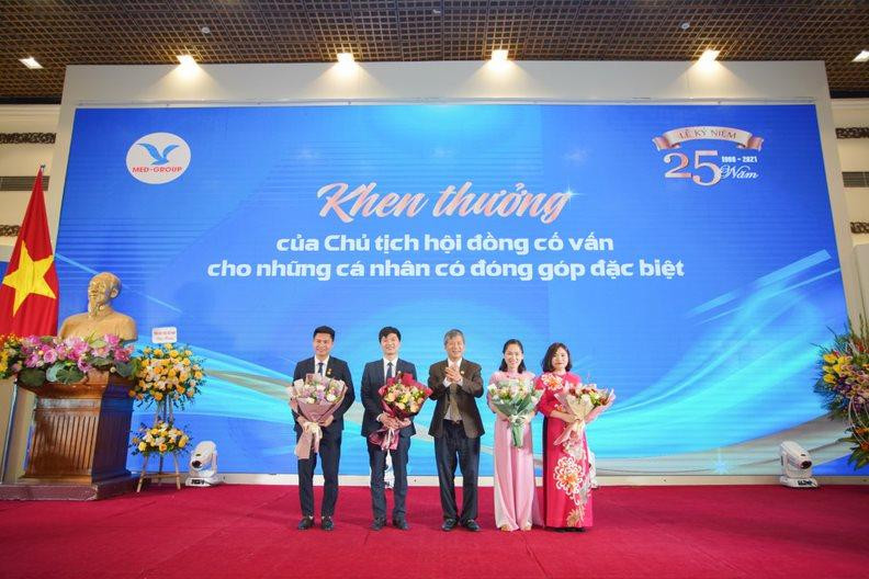 GS.AHLĐ Nguyễn Anh Trí - người sáng lập Med Group có phần thưởng đặc biệt trao cho các cán bộ có những góp đặc biệt GS.AHLĐ Nguyễn Anh Trí - người sáng lập Med Group có phần thưởng đặc biệt trao cho các cán bộ có những góp đặc biệt
