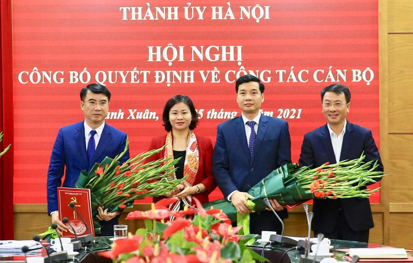 Phó Bí thư Thường trực Thành ủy Nguyễn Thị Tuyến trao Quyết định cho đồng chí Nguyễn Xuân Lưu (bên trái) và đồng chí Nguyễn Việt Hà (bên phải).