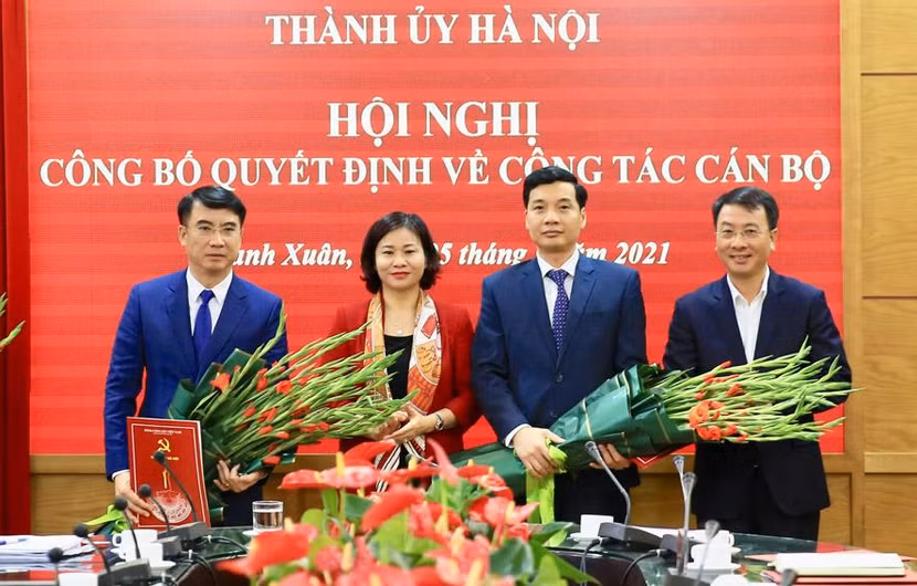 Phó Bí thư Thường trực Thành ủy Nguyễn Thị Tuyến trao Quyết định cho đồng chí Nguyễn Xuân Lưu (bên trái) và đồng chí Nguyễn Việt Hà (bên phải).