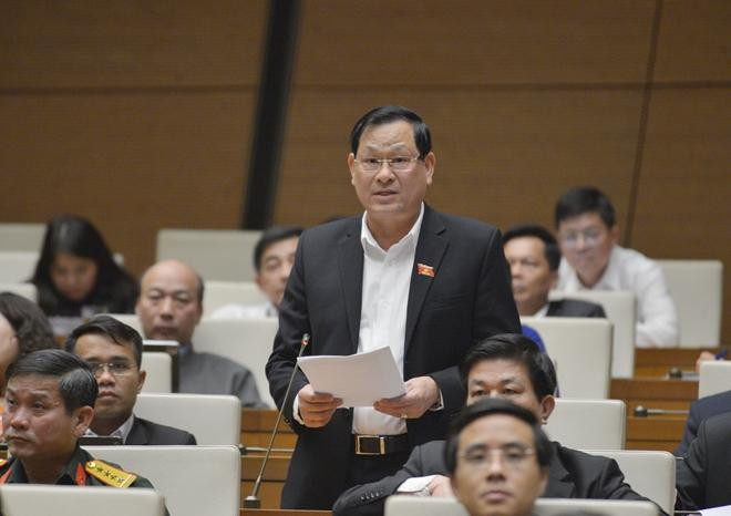 ĐBQH Nguyễn Hữu Cầu phát biểu tại Quốc hội ĐBQH Nguyễn Hữu Cầu phát biểu tại Quốc hội