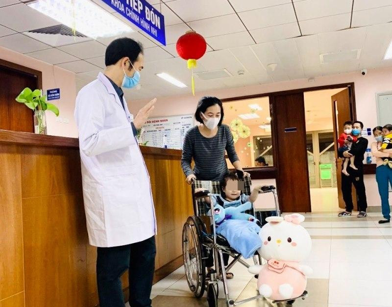 Cháu bé bị rơi từ tầng 12A chung cư ở Thanh Xuân được xuất viện khỏe mạnh Cháu bé bị rơi từ tầng 12A chung cư ở Thanh Xuân được xuất viện khỏe mạnh