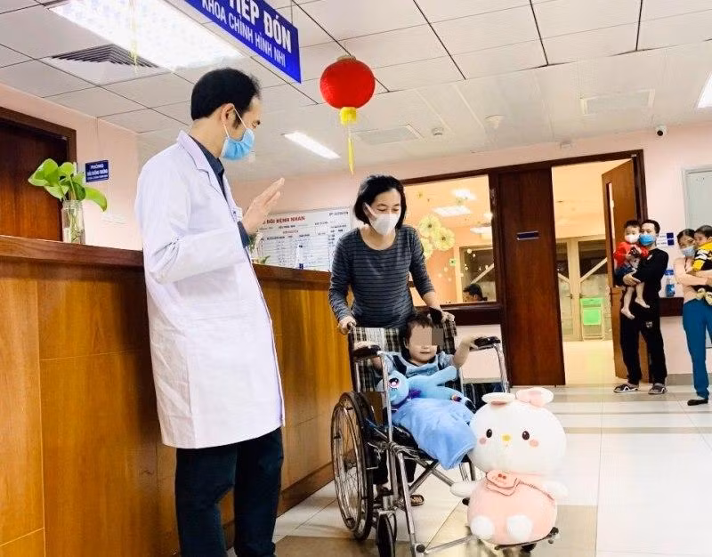 Cháu bé bị rơi từ tầng 12A chung cư ở Thanh Xuân được xuất viện khỏe mạnh