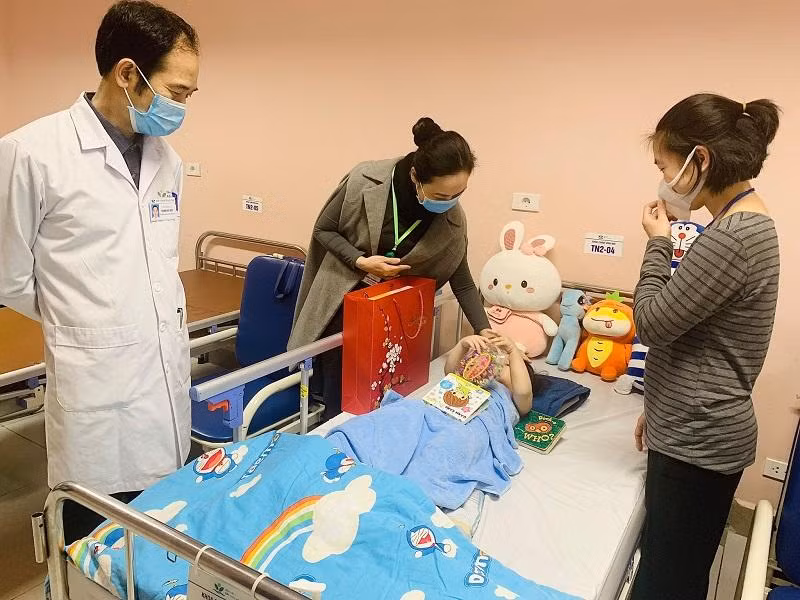 Đại diện bệnh viện Nhi Trung ương tới thăm hỏi, tặng quà cháu bé trước khi xuất viện