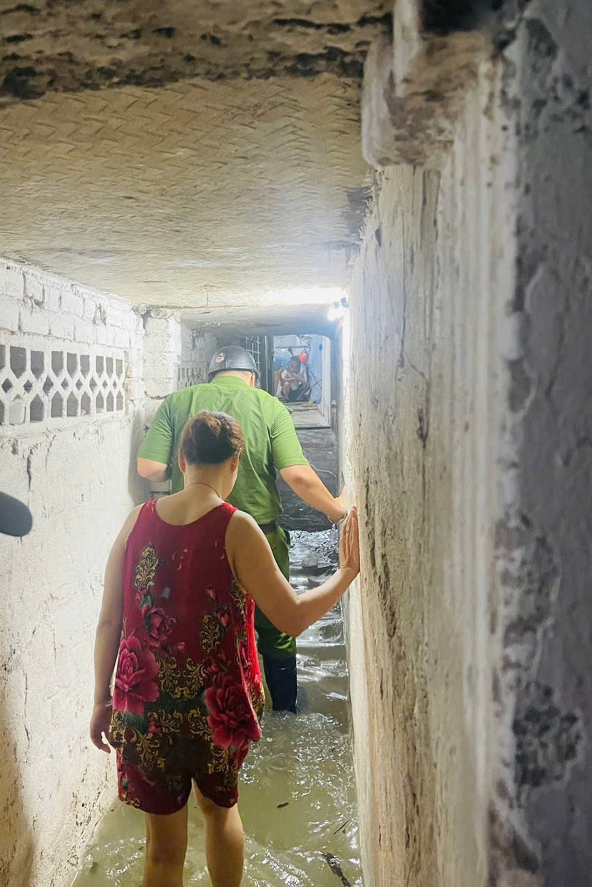 Nước sông Hồng dâng cao khiến nhiều ngõ ngách bị ngập úng