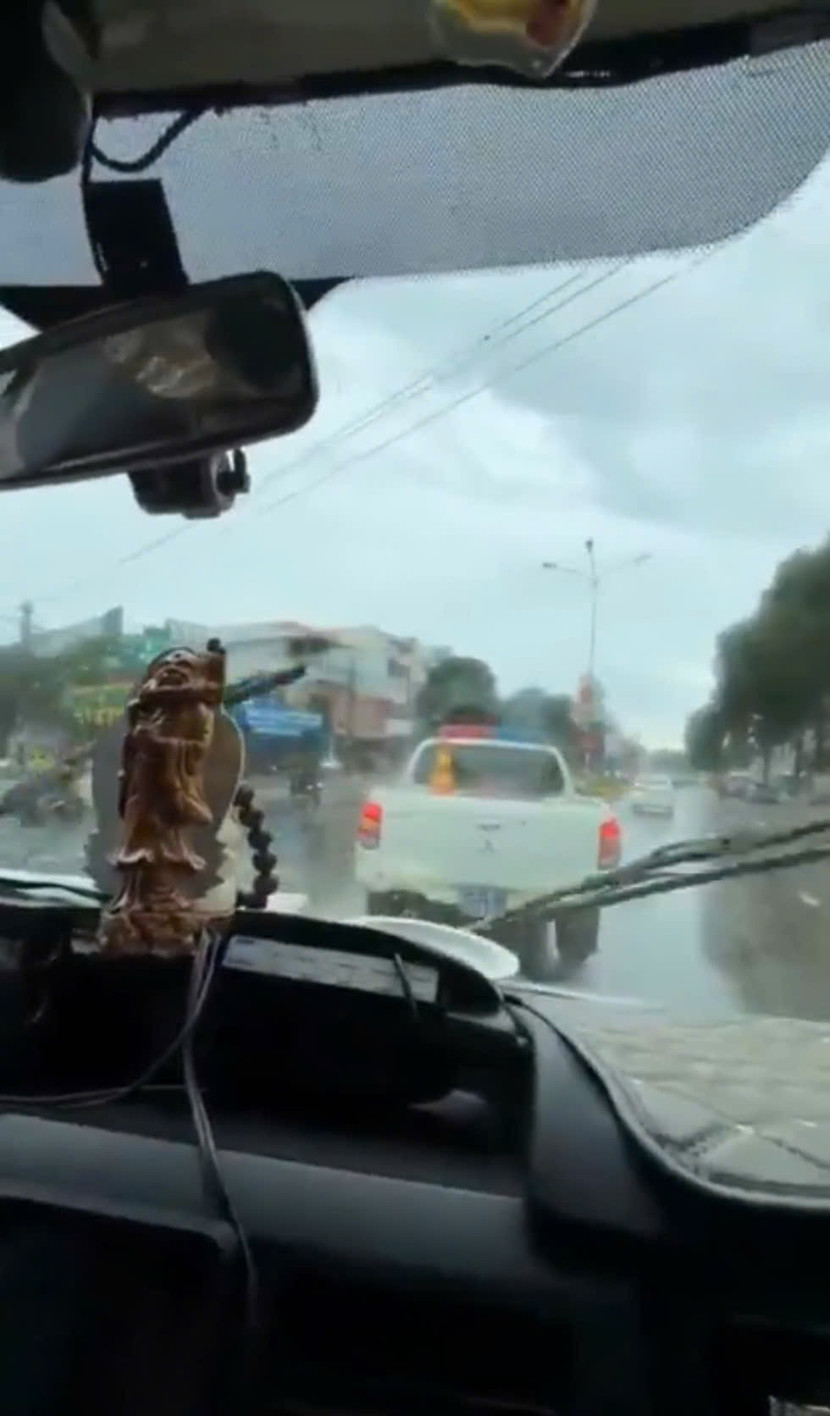 Xe khách nhờ xe đặc chủng của Cảnh sát giao thông mở đường nên kịp thời đưa cháu bé đến bệnh viện cấp cứu Xe khách nhờ xe đặc chủng của Cảnh sát giao thông mở đường nên kịp thời đưa cháu bé đến bệnh viện cấp cứu