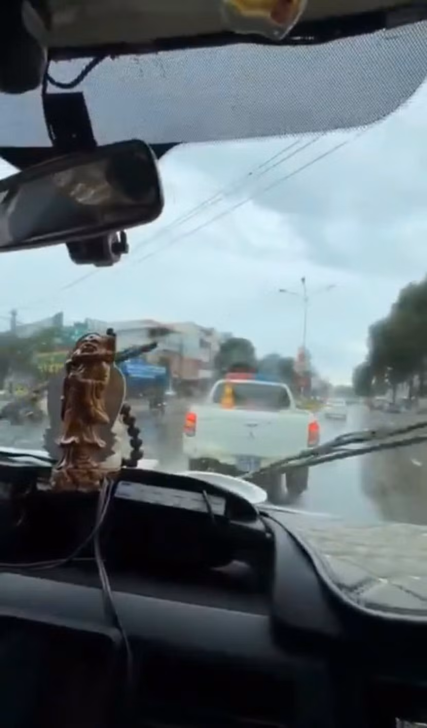Xe khách nhờ xe đặc chủng của Cảnh sát giao thông mở đường nên kịp thời đưa cháu bé đến bệnh viện cấp cứu Xe khách nhờ xe đặc chủng của Cảnh sát giao thông mở đường nên kịp thời đưa cháu bé đến bệnh viện cấp cứu