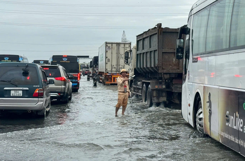 Cao tốc Pháp Vân - Cầu Giẽ ngập úng cả hai chiều