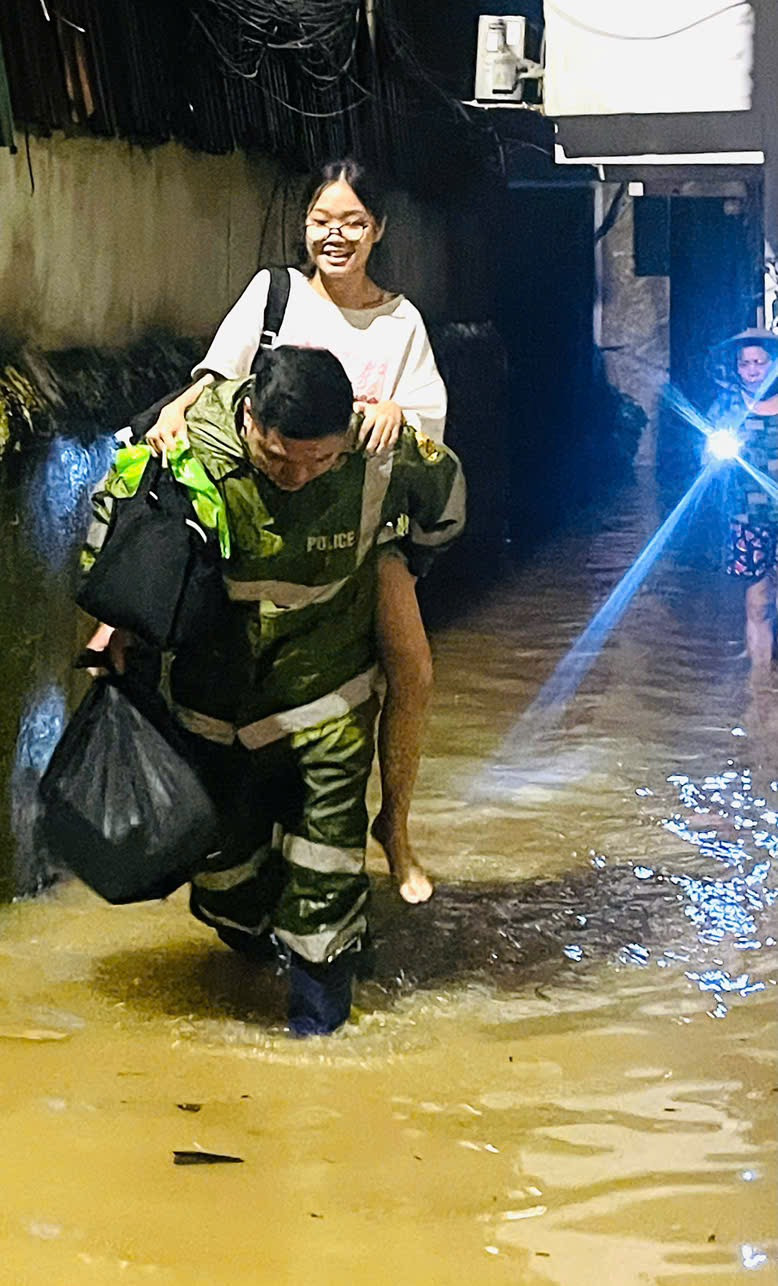 Nhiều ngõ nước đã ngập sâu tới gần đầu gối trong đêm qua