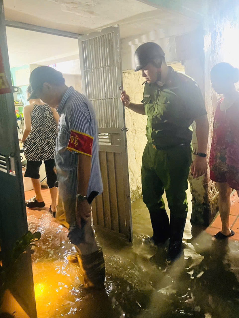 Chiều qua, địa bàn phường Phúc Tân còn tạnh ráo nhưng đến đêm thì nước đã ngập tràn vào nhà dân