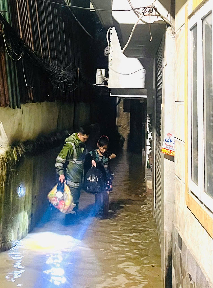 Người dân được hỗ trợ di dời trong đêm