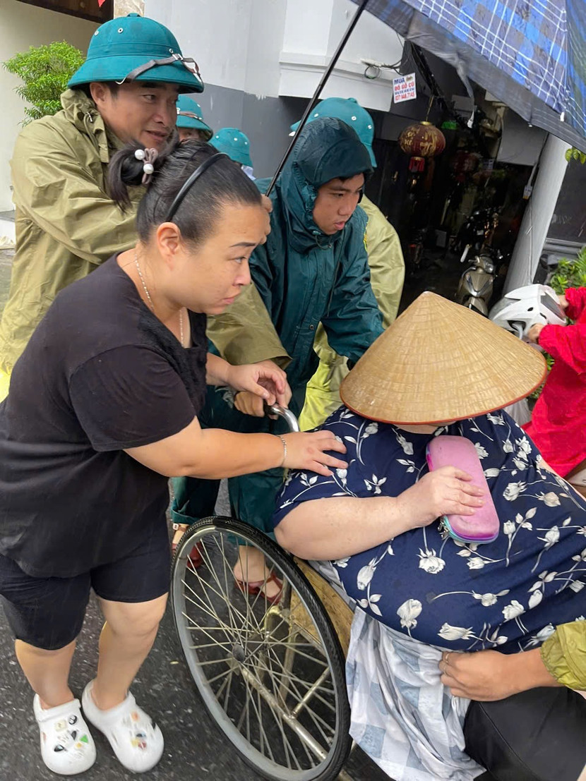 Công tác di dời bà con đến nơi an toàn vẫn tiếp tục được triển khai trong sáng nay (11-9)