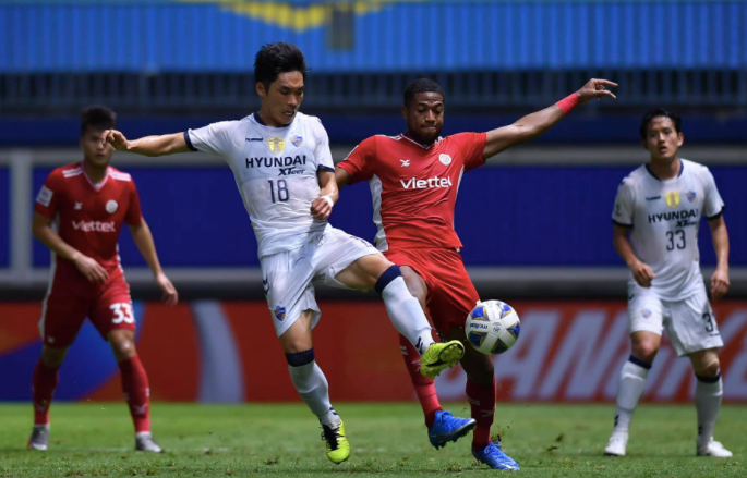 Đương kim vô địch Ulsan Hyundai (áo trắng) thắng nhọc Viettel nhờ bàn thắng phút bù giờ