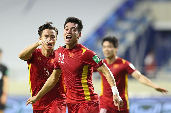 Tiến Linh thể hiện phong độ cực tốt khi ghi bàn ở 3 trận liên tiếp, tô điểm thêm màn trình diễn đáng khâm phục của tuyển Việt Nam ở cuối trận đấu với UAE Tiến Linh thể hiện phong độ cực tốt khi ghi bàn ở 3 trận liên tiếp, tô điểm thêm màn trình diễn đáng khâm phục của tuyển Việt Nam ở cuối trận đấu với UAE