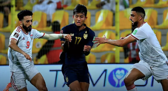 Tuyển Thái Lan (giữa) thất bại trước UAE, chia tay giấc mơ World Cup 2022