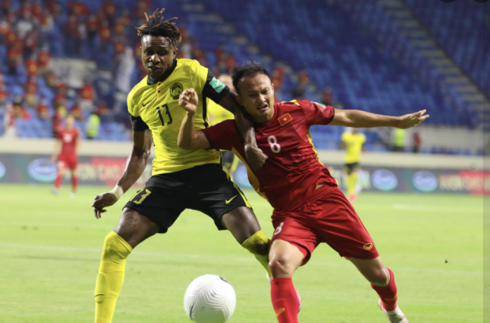 Tuyển Việt Nam (áo đỏ) chủ động nhường thế trận cho Malaysia trong hiệp 1