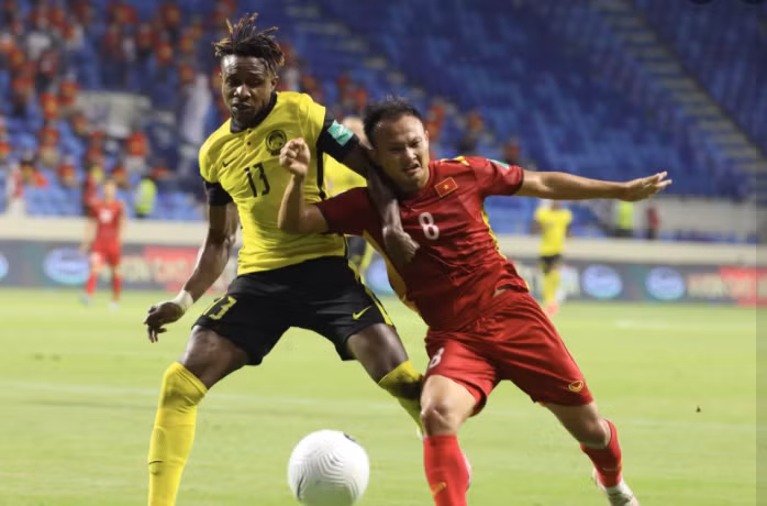 Tuyển Việt Nam (áo đỏ) chủ động nhường thế trận cho Malaysia trong hiệp 1