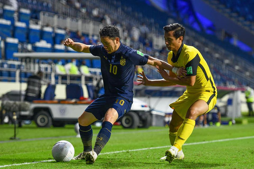 Tuyển Thái Lan (trái) khép lại kỳ vòng loại World Cup đáng quên bằng trận thua Malaysia Tuyển Thái Lan (trái) khép lại kỳ vòng loại World Cup đáng quên bằng trận thua Malaysia