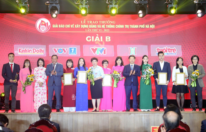 Trao giải B cho các tác giả