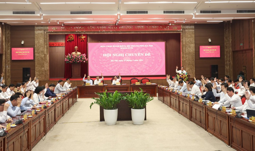 Các đại biểu biểu quyết thông qua Nghị quyết của hội nghị