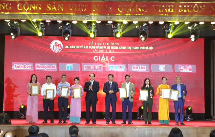 Trao Giải C cho các tác phẩm đoạt giải, trong đó có Ban Chuyên đề An ninh Thủ đô
