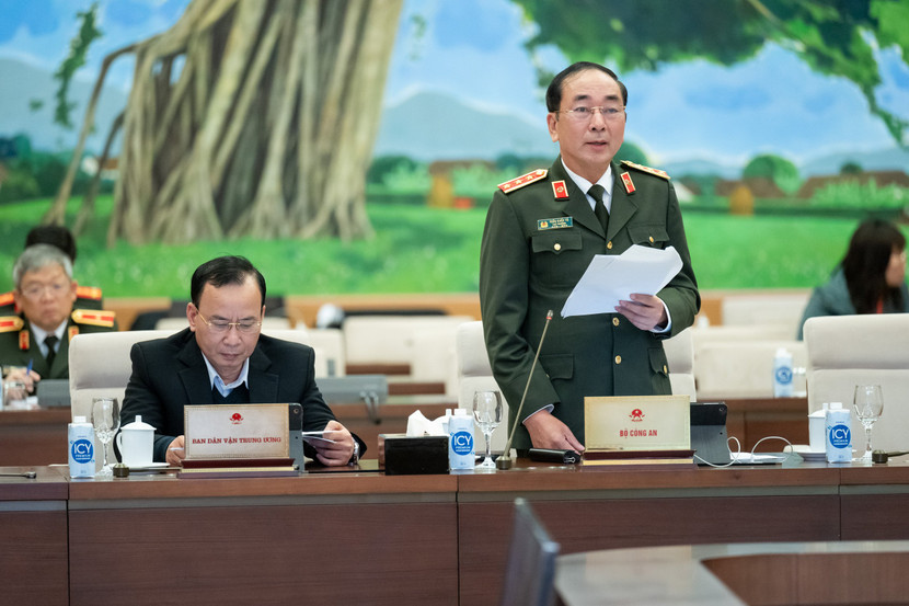 Thượng tướng Trần Quốc Tỏ - Thứ trưởng Bộ Công an báo cáo tại phiên họp