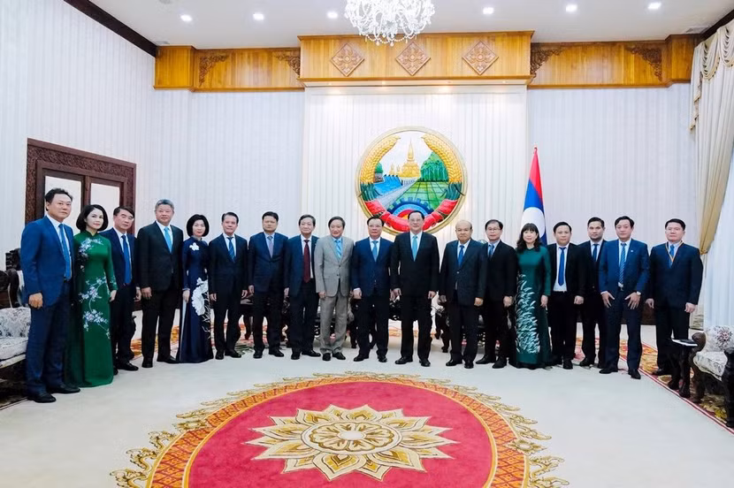 Thủ tướng Chính phủ Lào Sonexay Siphandone với Đoàn đại biểu cấp cao thành phố Hà Nội.