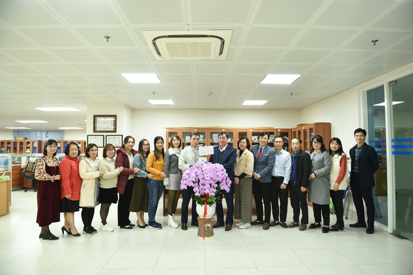 Giám đốc BHXH TP Hà Nội Phan Văn Mến tặng hoa phòng Giám định BHYT 1 và Giám định BHYT 2