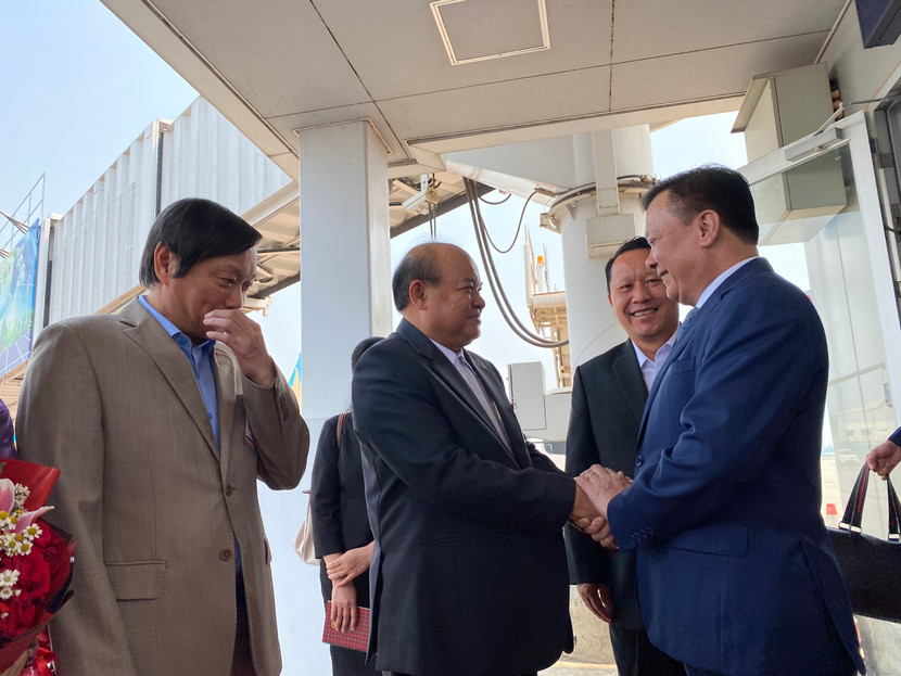 Phó Đô trưởng Viêng Chăn Phouvong Vongkhamsao chào đón Bí thư Thành ủy Đinh Tiến Dũng tại sân bay Viêng Chăn
