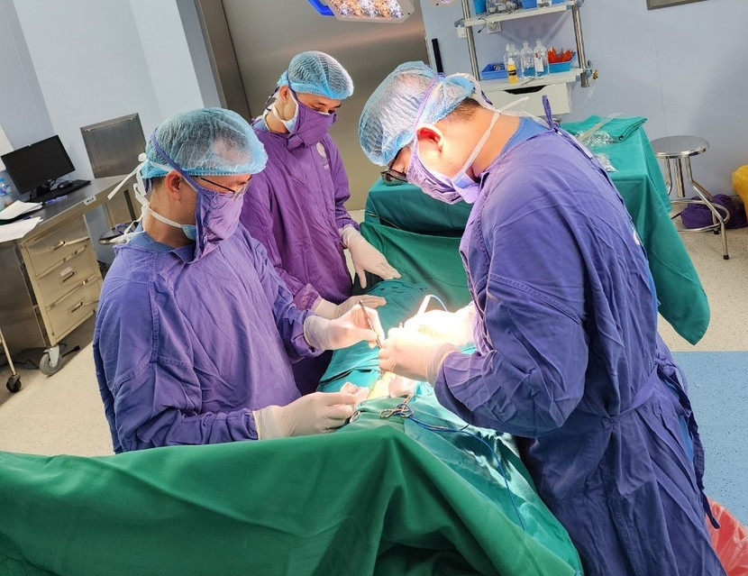 Các bác sĩ Bệnh viện 108 phẫu thuật cấp cứu bệnh nhân tự cắt dương vật