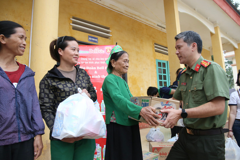 Trung tá Vũ Mạnh Hùng - Phó trưởng Ban Biên tập An ninh Thủ đô, Trưởng đoàn công tác trao tặng bà con vùng lũ sản phẩm sữa đậu nành Number 1 Soya Canxi của Tập đoàn Tân Hiệp Phát