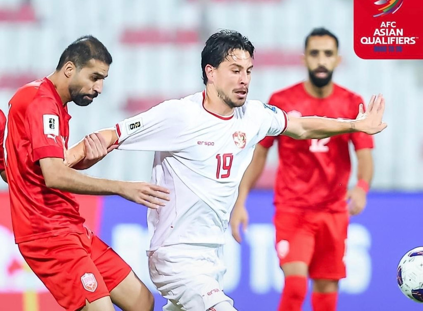 Indonesia (áo trắng) trong trận hoà 2-2 tranh cãi trên sân Bahrain hôm 10-10