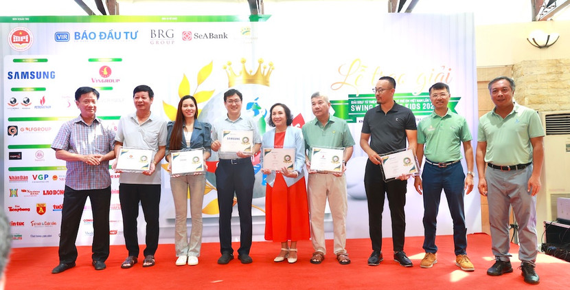 Ban tổ chức trao kỷ niệm chương cho các nhà tài trợ, đồng hành cùng giải