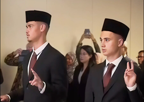 Mees Hilgers (trái) và Eliano Reijnders trong lễ nhập tịch Indonesia được tổ chức tại Bỉ