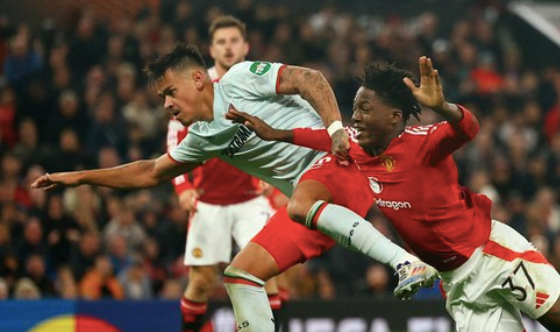 Mees Hilgers (áo trắng) chơi tốt trong trận Twente hoà M.U 1-1 tại Europa League 2024/25