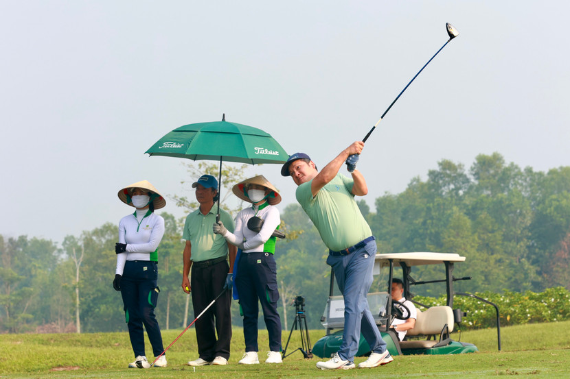 VĐV sôi nổi tranh tài tại giải golf ý nghĩa