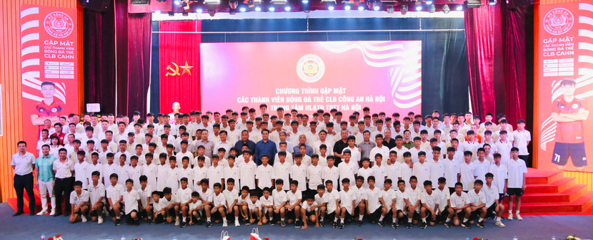 Đại biểu, ban lãnh đạo chụp ảnh cùng các cầu thủ trẻ Công an Hà Nội