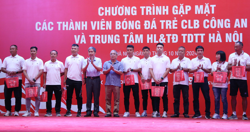 Thiếu tướng Lê Vân - Phó Chủ tịch Hiệp hội thể thao CAND Việt Nam (thứ 6 từ trái sang) tặng quà, động viên các đội trẻ CLB Công an Hà Nội